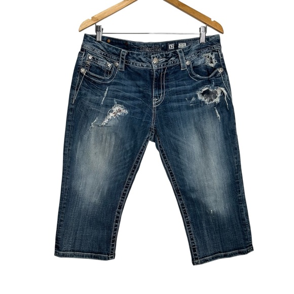 Miss Me Mid Rise Easy Crop Embellished y2K Capri Size 32 Silver Tag Distressed - Picture 2 of 13
